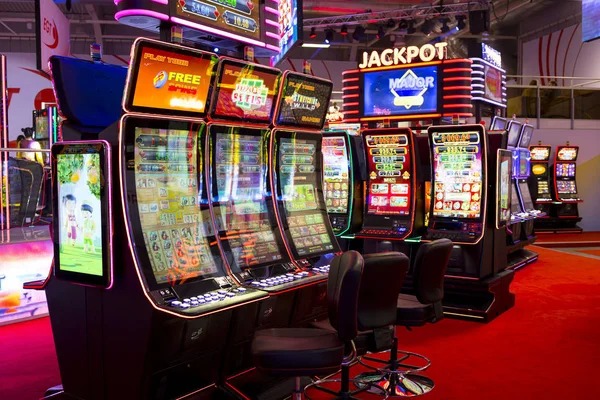 Mobile app interface showing live tables and sports markets